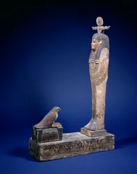 Ptah-Soker-Osiris-Figur, die auf einem Sockel steht und einem Sarkophag mit einem Horusfalken gegenübersteht, Grabobjekt, ägyptisch, ptolemäische Zeit, ca. 200 v. Chr.