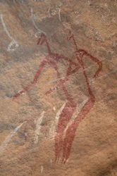 Felskunst, Vorgeschichte: Felsmalerei von zwei langgestreckten Figuren in einem verzierten Schutzraum in den Uweinat-Bergen, Sudan. Zeitraum von 8000 bis 3000 Jahre v. Chr. Fotografie