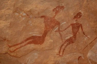 Felskunst, Vorgeschichte: Detail einer Felsmalerei von zwei Figuren in einem verzierten Schutzraum im Uweinat-Massiv, Ägypten. (Zeitraum von 8000 bis 3000 v. Chr.). Fotografie
