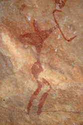 Felskunst, Vorgeschichte: Malerei einer Figur (Bogenschütze) in einem verzierten Schutzraum im Uweinat-Massiv, Sudan (Karkur-Talh oder Karkur Talh). Zeitraum von 8000 bis 3000 v. Chr. Fotografie