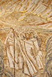 Abteibasilika Saint-Maurice, Mosaik von Madeleine Diener Moses und die Hebräer überqueren das Rote Meer, Saint-Maurice, Schweiz