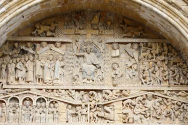Tympanon der Abteikirche Sainte-Foy: Christus in der Herrlichkeit und das Jüngste Gericht, Conques, Frankreich