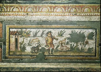 Szene eines Ziegenhirten mit seinen Ziegen, Detail des Randes eines Mosaikpflasters, das die Jahreszeiten und Jagdszenen darstellt, aus der konstantinischen Villa in Daphne, römisch, ca. 325-330 n. Chr.