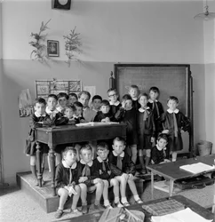 Schule von Jungen in Venedig, Schüler tragen eine Bluse. 1950er Jahre