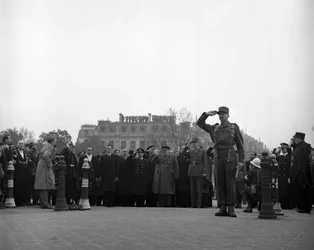 Zweiter Weltkrieg (1939-1945) - Zweiter Weltkrieg (WWII oder WW2): Paris (Frankreich) 11. November 1944: Während der Feier des Waffenstillstands von 1918, der britische Premierminister Winston Churchill und General De Gaulle, die gerade einen Kranz auf das