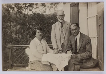 Sigmund Freud und Horace W. und Anjelika Frink, ca. 1920 (s/w Foto)