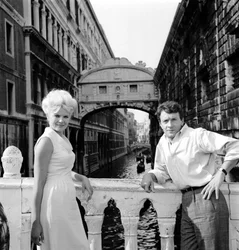Die Schauspielerin Corinne Marchand mit dem Schauspieler Jean-Pierre Cassel - Venedig - 1963