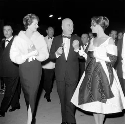 Die Schauspielerin Lee Remick mit dem Regisseur Otto Preminger und seiner Frau Hope Bryce bei den Internationalen Filmfestspielen am Lido von Venedig - 1959