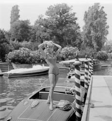 Die Schauspielerin Nadine Duca am Venedig Lido - 1960