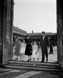 Der Geschäftsmann Henry Ford II mit seiner Familie auf dem Markusplatz in Venedig - 1951