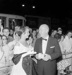 Der Regisseur Otto Preminger mit der Schauspielerin Lee Remick bei den Internationalen Filmfestspielen am Lido von Venedig - 1959