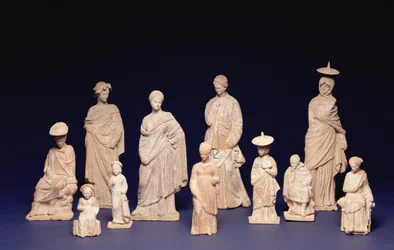 Tanagra-Gruppe: Stehende und sitzende Figuren, attisch, Kleinasien, 4. Jahrhundert v. Chr.