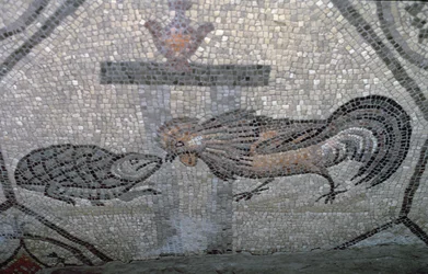 Der Hahn und die Schildkröte, Detail eines dekorativen Fußbodenmosaiks mit christlichen Bildern und heidnischen Symbolen, ca. 313 n. Chr.