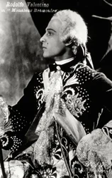 Der berühmte Stummfilmschauspieler Rodolfo Valentino in einem aufwendigen Bühnenkostüm im Stil des 18. Jahrhunderts für den Film 