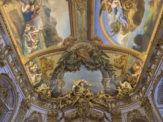 Die Trophäe der Diana Chasseresse, eine Gruppe, die von der Tür der Galerie doree von François Antoine Vasse (1681-1736) um 1715 geschnitzt wurde. Banque de France. Hôtel de Toulouse, ehemaliges Hôtel de la Villiere, Paris - Hôtel de Toulouse, Hauptsitz de