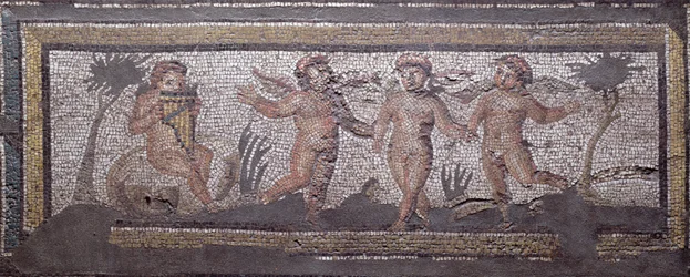 Drei tanzende Putti begleitet von einem, der die Panflöte spielt, Randdetail eines Mosaikbodens, der die Jahreszeiten und Jagdszenen aus der konstantinischen Villa in Daphne darstellt, römisch, ca. 325-330 n. Chr.