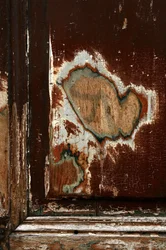 Zeitmarken. Abstrakte Kunst zeigt Formen als Zeugen der vergehenden Zeit. Spuren auf Holz. Fotografie von Michel Lunardelli.