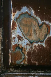 Zeitmarken. Abstrakte Kunst zeigt Formen als Zeugen der vergehenden Zeit. Spuren auf Holz. Fotografie von Michel Lunardelli