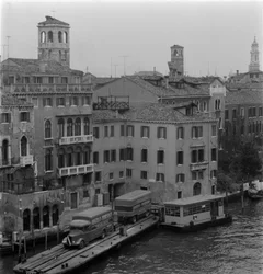 Lastwagen auf dem Canal Grande in Venedig 1960