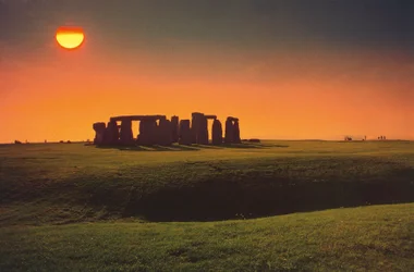 Stonehenge, Bronzezeitliches Megalithdenkmal bei Sonnenuntergang