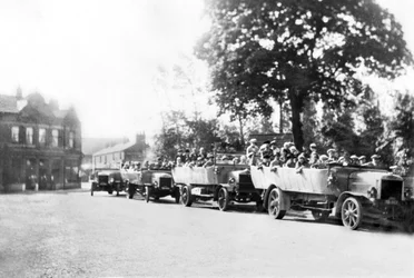 Vereinigtes Königreich: Eine Reihe von Charabancs im Stadtzentrum. Poynton, Cheshire, ca. 1925