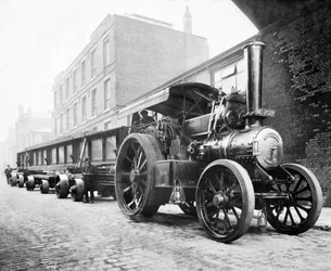 Vereinigtes Königreich: Eine Zugmaschine zieht eine Ladung. Manchester, ca. 1904