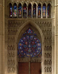 Blick nach Westen vom Kirchenschiff, Rosettenfenster entworfen von Bernard de Soissons, mit umliegenden Statuen