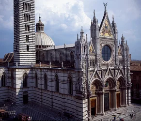 Ansicht des Äußeren, die Fassade entworfen von Giovanni Pisano (unterer Teil) und Giovanni di Cecco (oberer Teil)