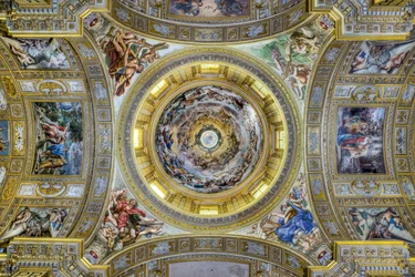 Blick auf die Querhausdecke mit den Pendentifs und der Kuppel, Sant