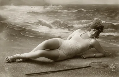 Frau im Badeanzug, ca. frühe 1900er (Postkarte)