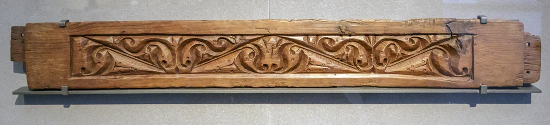 Holzarbeiten im „Schrägschnittstil“. Ägypten, 9. Jahrhundert. Geschnitzte Kiefer. Louvre Museum