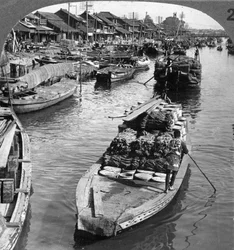Ein belebter Frachtenkanal in Tokio, Japan, 1904