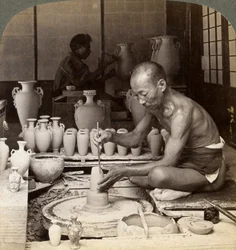 Ein Töpfer und sein Rad, formt eine Vase aus Awata-Porzellan, Kinkosan-Werke, Kyoto, Japan, 1904
