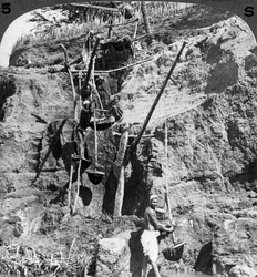 Ein ägyptischer Schaduf hebt Wasser aus dem Nil auf die durstigen Felder, Ägypten, 1905.