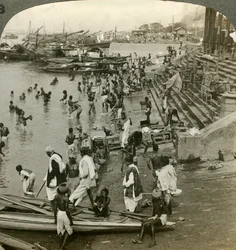 Baden an einem Ghat am Ganges, Kalkutta, Indien, um 1900er Jahre