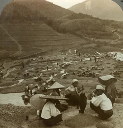 Ausbaggern eines Flussbetts nach Rubinen, Mogok, Burma, um 1900