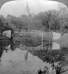 Festungsgärten und die Shwedagon-Pagode, Rangun, Birma, ca. 1900er Jahre.