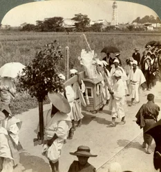 Trauerzug eines reichen Buddhisten, auf dem Weg nach Sakai, Blickrichtung Osaka, Japan, 1904