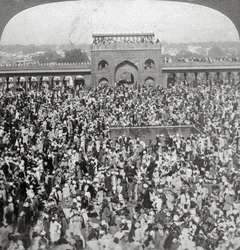 Im Hof der Jumma-Moschee, Delhi, Indien, 1903