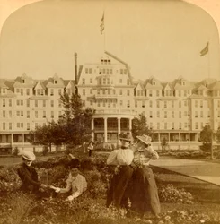 In den schönen Gärten des Frontenac Hotels, Round Island, Thousand Islands, 1900