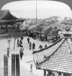 Blick nach Osten vom Mildera-Tempel über Otsu und den Biwa-See, Japan, 1904