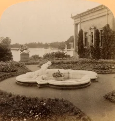 Narzissenbrunnen auf der Kaiserininsel, Kolonistenpark, Palastgelände von Peterhof, Russland