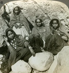 Einheimische Bhujji-Mädchen, Fluss Sutlej, Himalaya, Indien, ca. 1900er