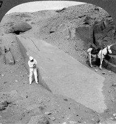 Zweiundneunzig Fuß hoher Obelisk noch im Steinbruch von Assuan, Ägypten, 1905