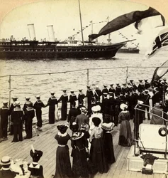 Königliche Yacht passiert das Schlachtschiff HMS Nile, Krönungsparade, Spithead, Hampshire, 1902