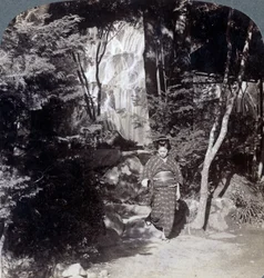 Spritzendes Wasser eines Wasserfalls in Yumoto, Japan, 1904