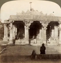 Prächtige Marmortempel in Dilwarra, auf Abu, dem heiligen Berg der Jains, Indien, 1903