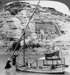 Der Grottentempel von Abu Simbel, vom Nil aus gesehen, Ägypten, 1905