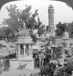 Turm des Sieges und königliche Kenotaphe, Chittaurgarh, Indien, 1904
