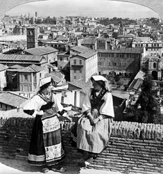 Zwei Frauen in traditioneller Tracht in Rom, Italien